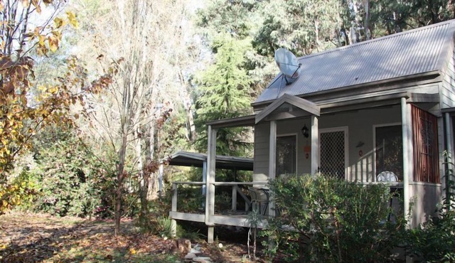 Shadybrook alpine cottage one bedroom No 3 in gardens adjoining the Ovens River