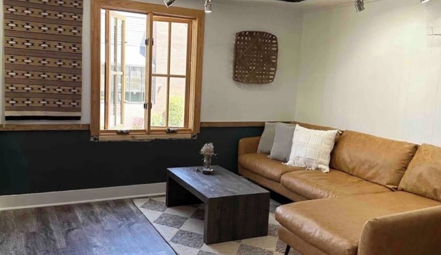 Shaffer's Flat - Stay and play IN downtown Bend!