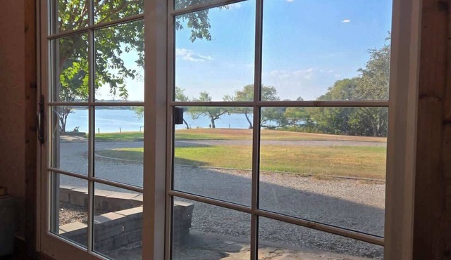 Shahan Oasis King Suite + Lakefront Access