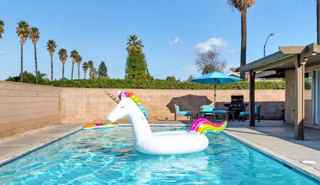 Shalimars Serenity, Spacious Pool, Jacuzzi,Games, Massage Chair, Patio Furniture