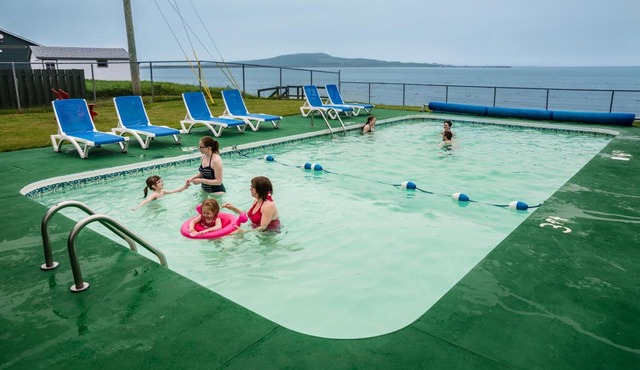 Shallow Bay Motel & Cabins