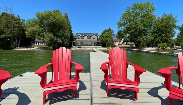 Shallow Beach Lakefront Cottage perfect with Kayak, Firepit, BBQ + Playground