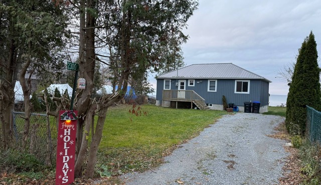 Shallow Sandy Lakefront Cottage - Hot Tub, Sauna & Tiki Hut
