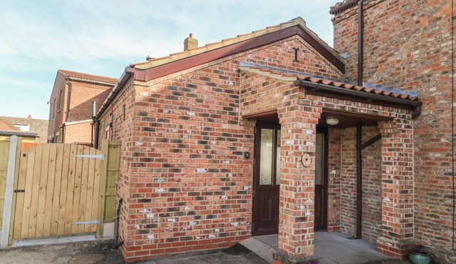 SHAMROCK, pet friendly, with a garden in Barlby