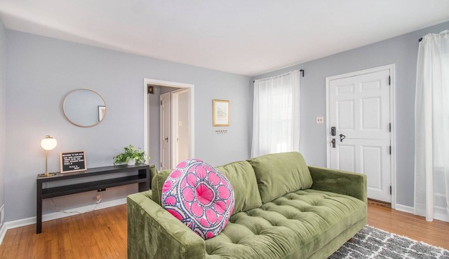 Shamrock Sanctuary walkable to Notre Dame 1.5 mi