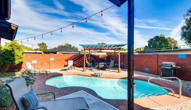 Shangri-La! 6-bdrm compound, Heated Pool, Hot Tub