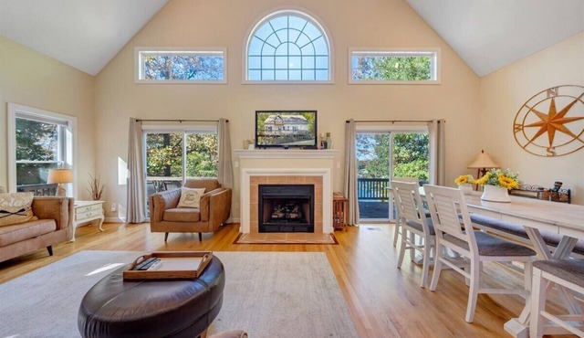 Shangri-La -dogs friendly, firepit, wifi, 2 kayaks, 2 kitchens, and a Pool Table