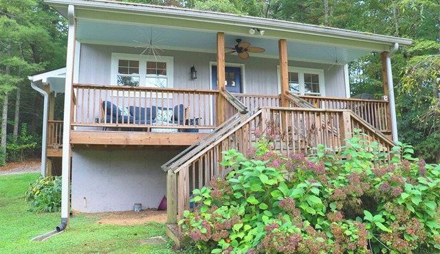 Shangri-La in Etowah: a serene + cheerful cottage near Pisgah & DuPont Forests