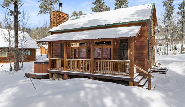 Shangri Lodge-Terry Peak Cabin with Hot Tub