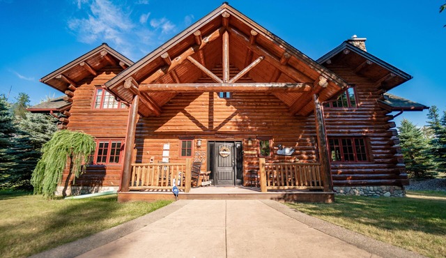 Shangrilog - Cabin with Mountain View & Lake Front Property