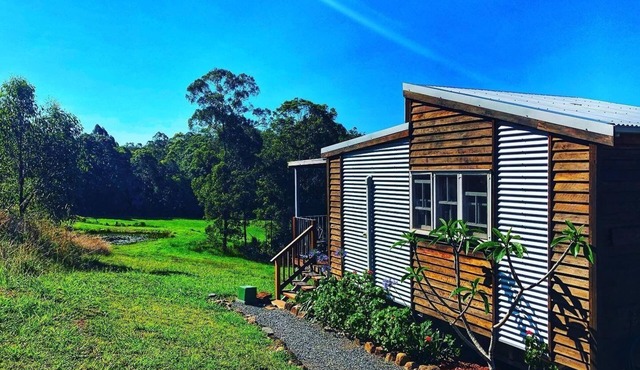 Shanti Cabin: Private Hinterland Retreat w/Porch, AC & Kitchenette Near Noosa