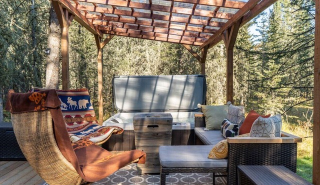 "Shanti Yurt" with private hot tub in Bragg Creek