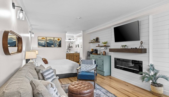Shanty Creek Studio, King Bed, Pool & Beach
