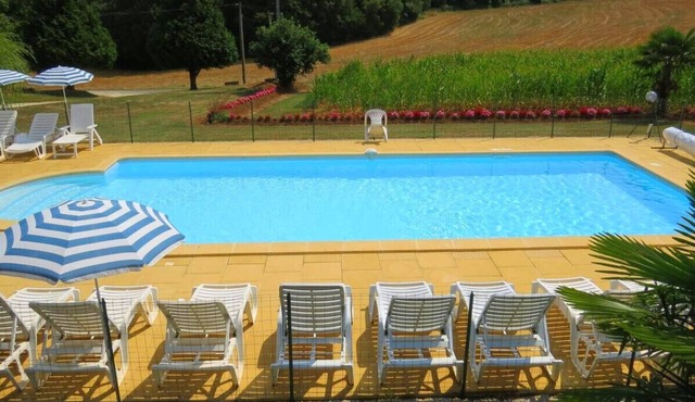 Shared pool – Countryside cottage for 10