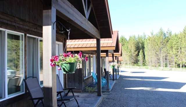 Shared Hot Tub, WIFI, 2 Queen Beds, Full Bathroom