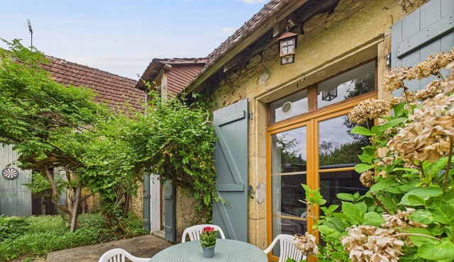 Shared pool and wooded grounds - house for 4