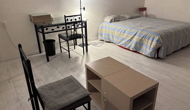 Shared room in a gated residence. Secure entrance with digicode.