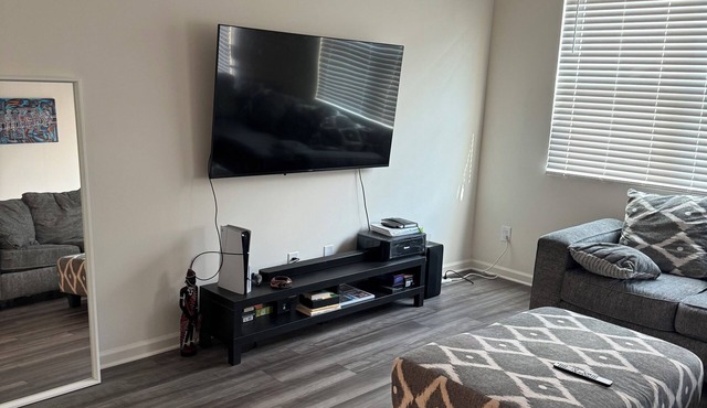 Shared Room in a townhome 15 mins from the city + No cleaning fee