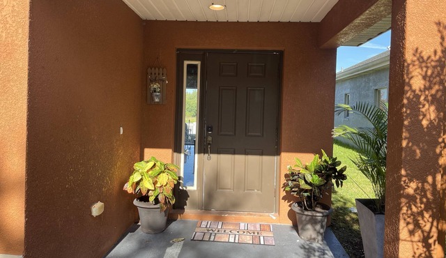 Sharing bedroom with bathroom in a beautifully home near Tampa Premium Outlets,