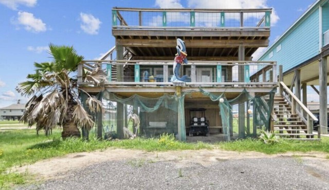 Shark Shack sleeps 9 people 🤩 gorgeous ocean view from house