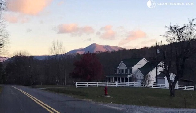 Sharon Manor: gather friends and family with river access and stunning views!