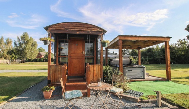 SHARON'S SHEPHERD HUT, pet friendly, with hot tub in Knockin