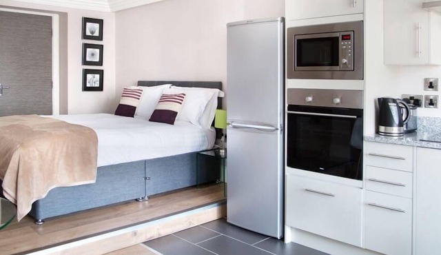 Sharply Decorated Studio Apartment w/ Kitchen & WiFi - Steps to Dining & Shops