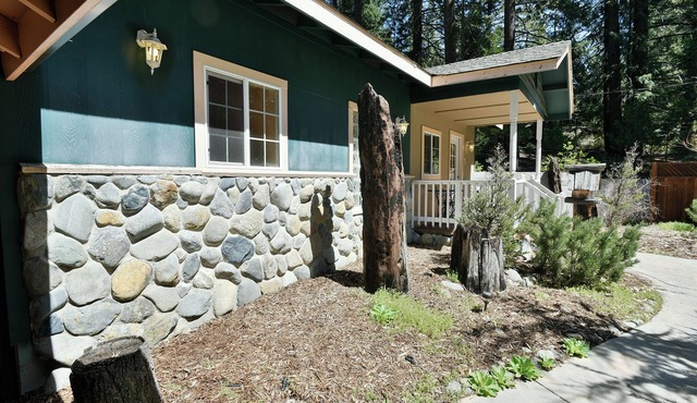 Shasta Cottage, A romantic get-away in Mt. Shasta.