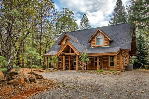 Shasta Lake Luxury Log Cabin: Hot tub & Pool