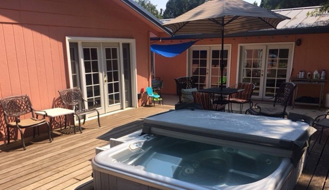 Shasta Lake Sun House Lodge: Last minute reservations welcome!!!