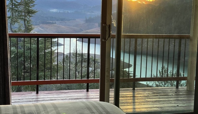 Shasta Lake Zen House:Stunning Views, Spacious 4BR W Game Room, Family & Friends