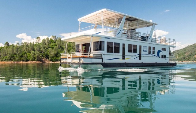 Shasta Marina at Packers Bay Thoroughbred Houseboat