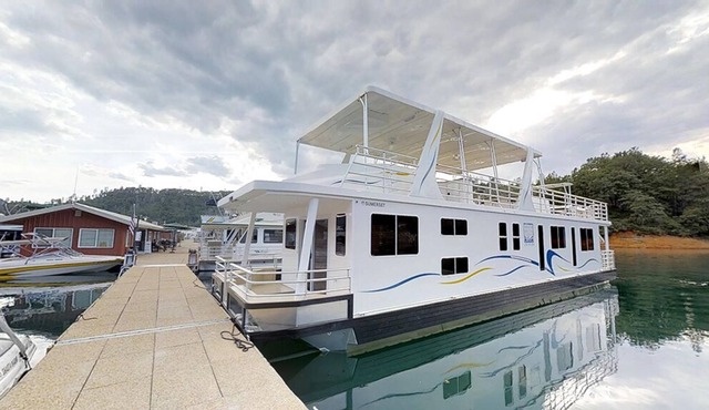 Shasta Marina at Packers Bay Sumerset Houseboat