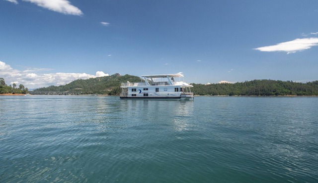 Shasta Marina at Packers Bay's Thoroughbred Houseboat