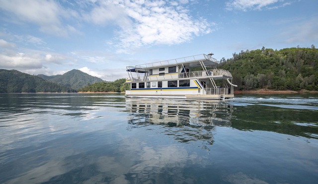 Shasta Marina's Constellation houseboat on Lake Shasta