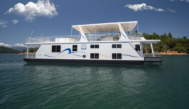 Shasta Marina's Sumerset Houseboat