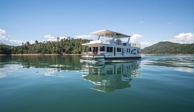 Shasta Marina's Thoroughbred Houseboat