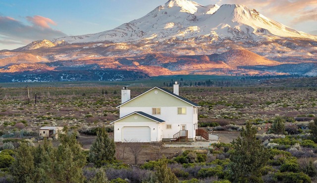 Shasta Vista Retreat & Basecamp - 23 Acres , Private Trails, Sauna, Jacuzzi