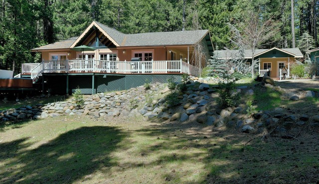 Shasta Woodlands with Hot tub Beautiful home In Mt. Shasta.