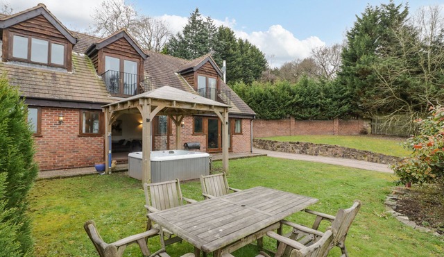 SHATTERFORD LAKES, family friendly, with hot tub in Shatterford