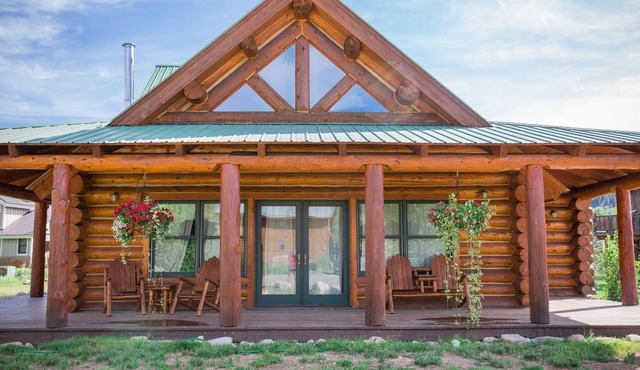 Shavano Cabin -Quintessential Log Cabin Just Minutes from Town!