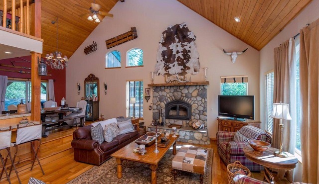 Shaver Lake Luxury Cabin with relaxing Jacuzzi Tub