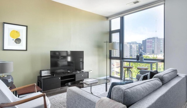 Shaw jr 1br w gym pool nr entertainment WDC-683