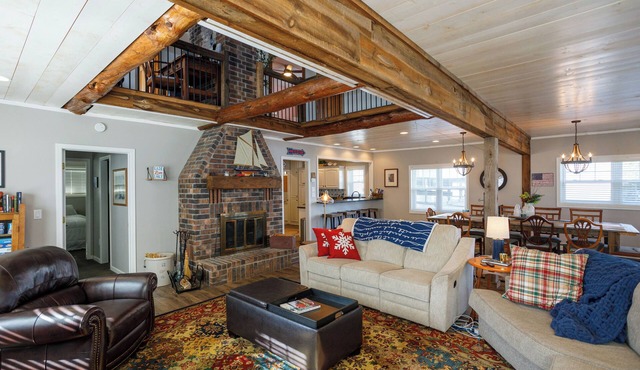 Shawano Lake waterfront home- renovated and great for groups!