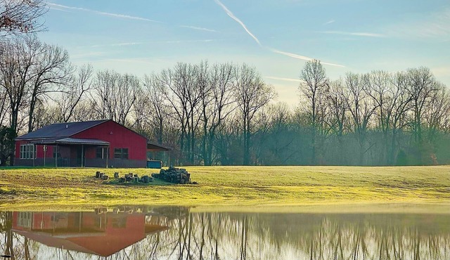 Shawnee - Farmhouse on 20 acres: Beautiful Views & Hot Tub!
