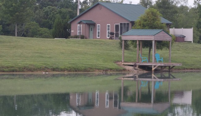 Shawnee National Forest Romantic Lake Cabin with Hot Tub, near Wine Trail