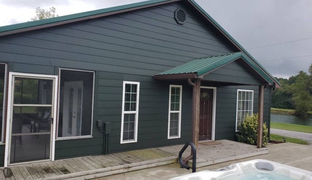 Shawnee Wine Trail Cabin on Lake, near Shawnee National Forest with Hot Tub.