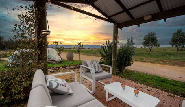 Shawwood Cottage Luxury Mudgee Farm Accommodation with spectacular sunsets and sweeping views to the hills and town, close to town in the midst of popular cellar doors.