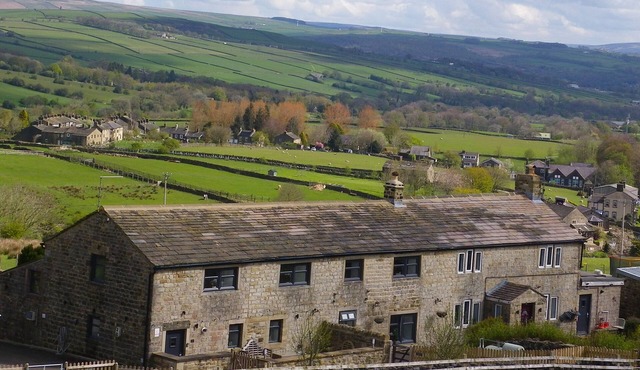 SHAY BANK COTTAGE, pet friendly, with a garden in Cowling