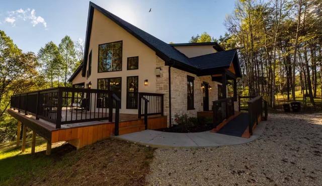 Shay's Western Luxury Retreat-Hot Tub-Sleeps 16 in Logan close to Old Man’s Cave